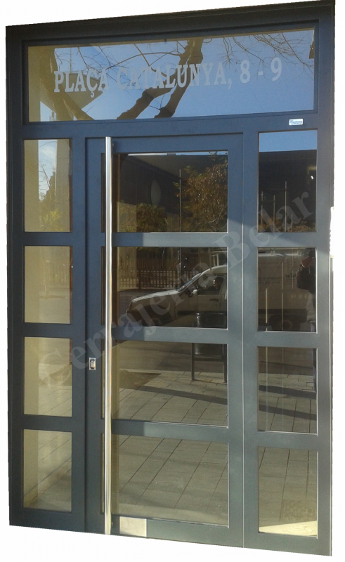 Puerta de comunidad con acabados en inoxidable Puerta de comunidad con acabados en inoxidable