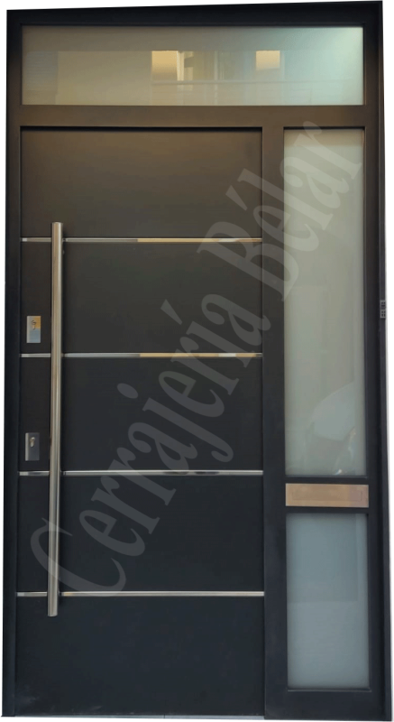Puerta con barrotes horizontales de acero y fijos de cristal tintado con buzón acabado en inox Puerta con barrotes horizontales de acero y fijos de cristal tintado con buzón acabado en inox
