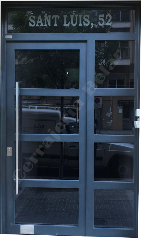 Puerta de comunidad con un fijo lateral y un superiror Puerta de comunidad con un fijo lateral y un superiror