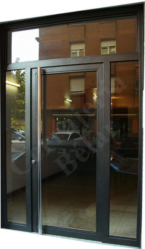 Puerta con ventanales transparentes con laminado de seguridad 