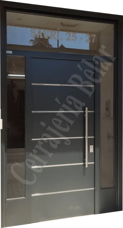 Puerta con barrotes horizontales de acero y fijos de cristal Puerta con barrotes horizontales de acero y fijos de cristal