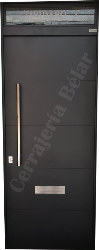 Puerta con chapa lisa con tirador y bocacartas de acer inoxidable Puerta con chapa lisa con tirador y bocacartas de acer inoxidable