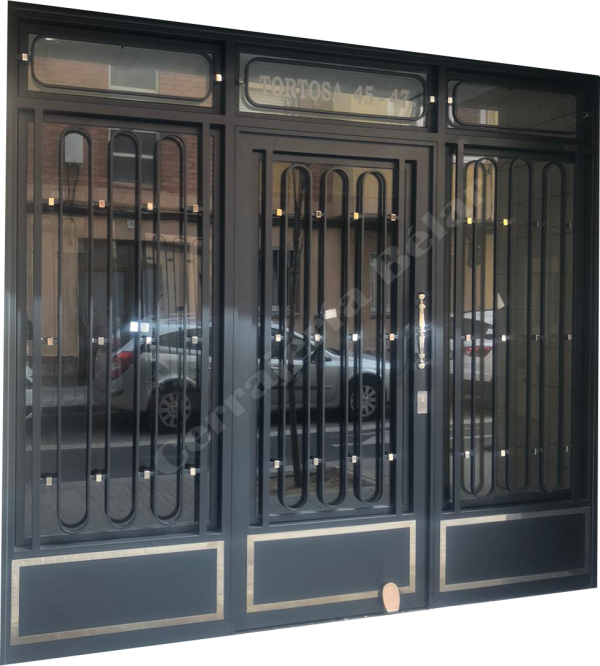 Puerta grande con barrotes Puerta grande con barrotes