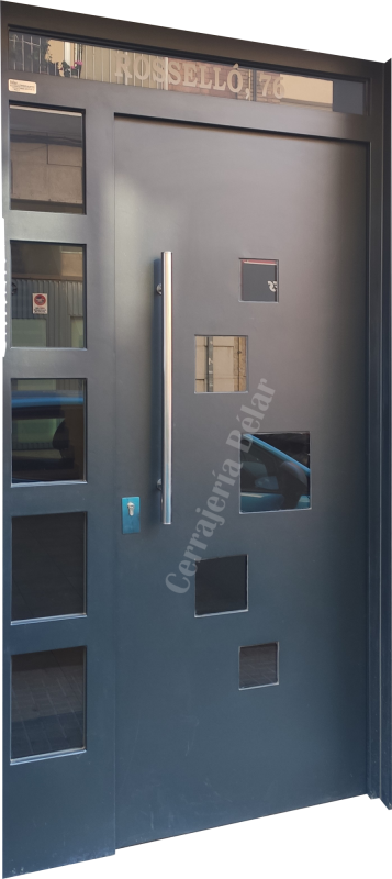 Puerta con un diseño de cristales Puerta con un diseño de cristales
